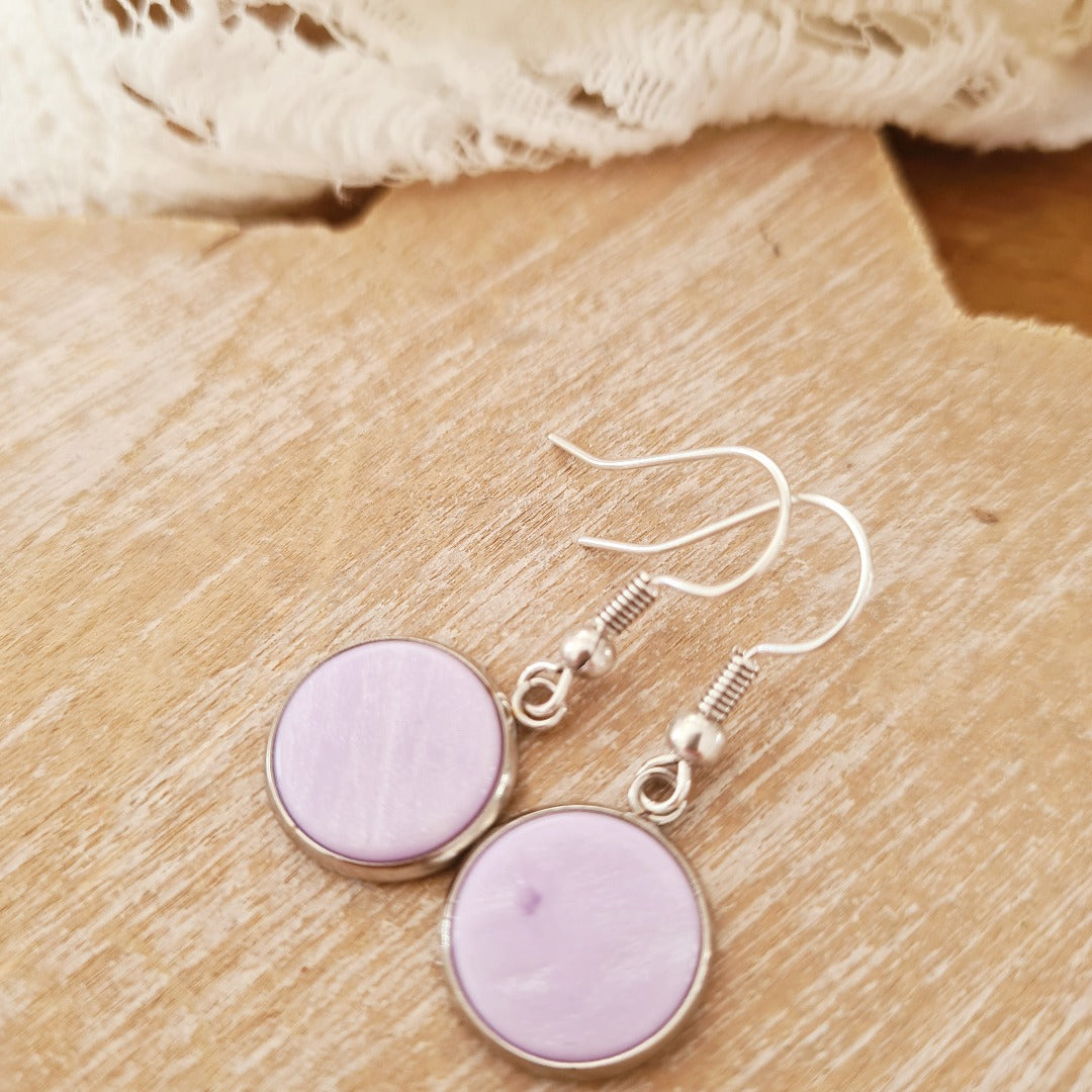 Zilverkleurige oorbellen lila ronde hanger cabochon