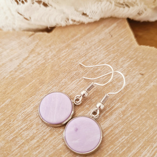 Zilverkleurige oorbellen lila ronde hanger cabochon