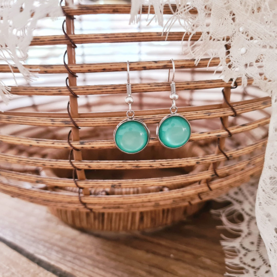 Zilverkleurige oorbellen met mint hanger, nikkelvrije korte hangertjes met frisse kleur 