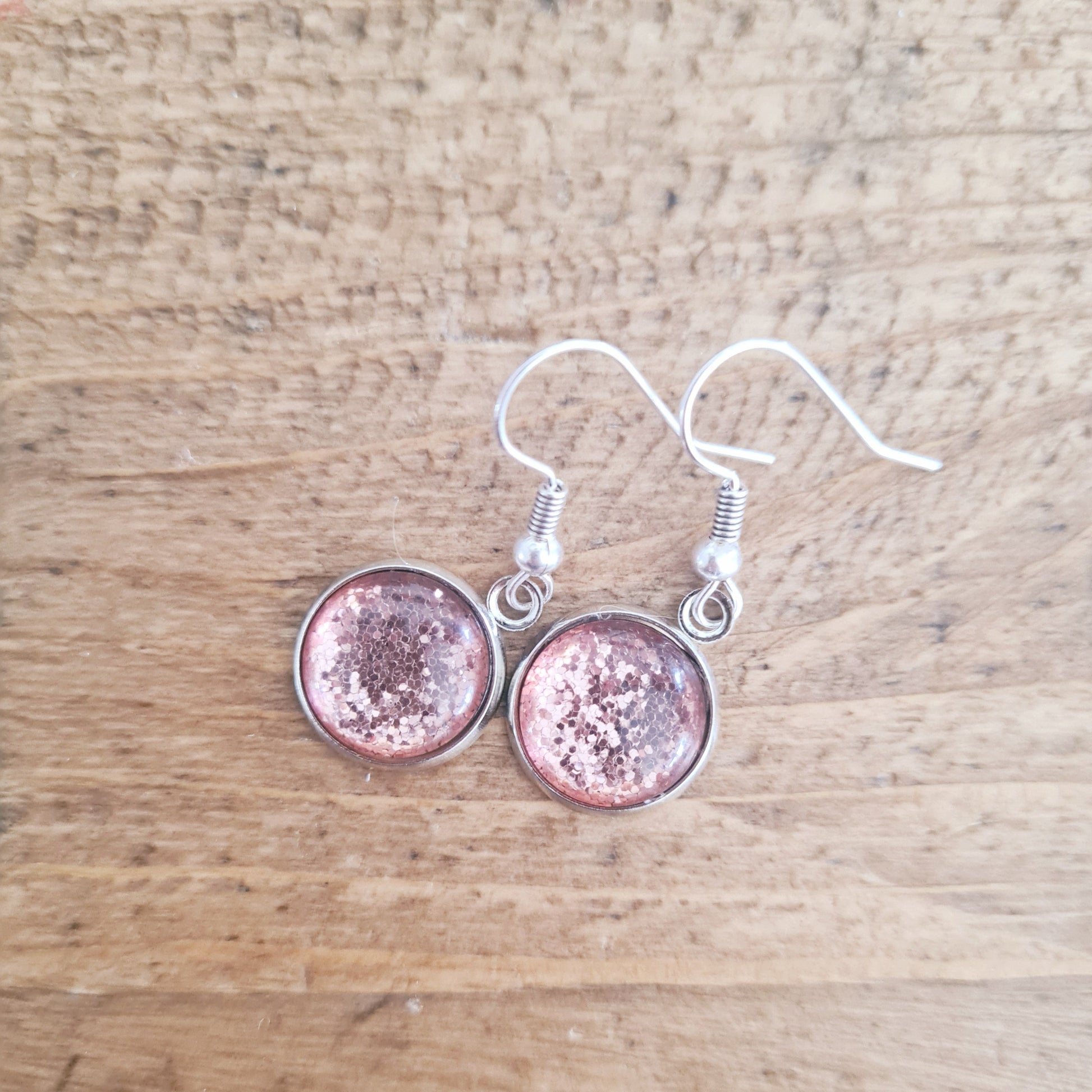 Zilverkleurige korte oorbellen met roze glittersteentje, nikkelvrij en lichtgewicht