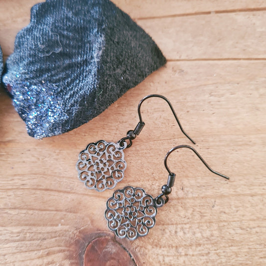 Zwarte korte hangertjes met opengewerkt bohemian patroon, metalen oorbellen van 3,3 cm nikkelvrij 